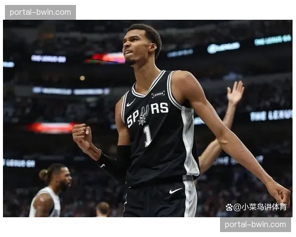 黄蜂新秀克尼佩尔破队史三分纪录：无球跑动创造空间战术解析